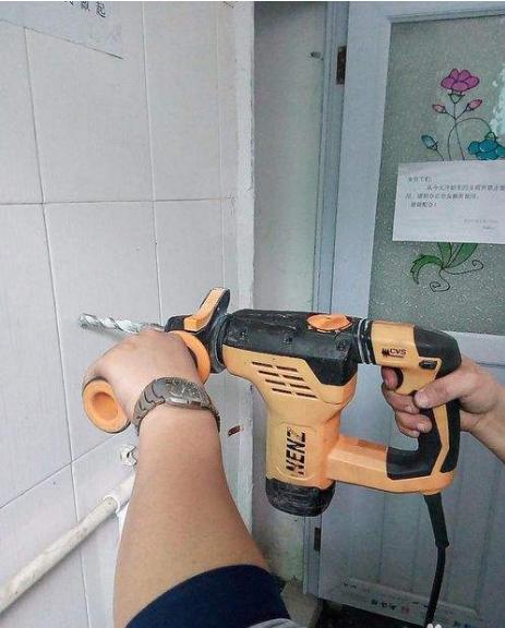 墙砖上打孔会不会把墙砖打破了呀(墙砖上打孔会不会把墙砖打破了呀怎么办) 墙砖上打孔会不会把墙砖打破了呀(墙砖上打孔会不会把墙砖打破了呀怎么办)